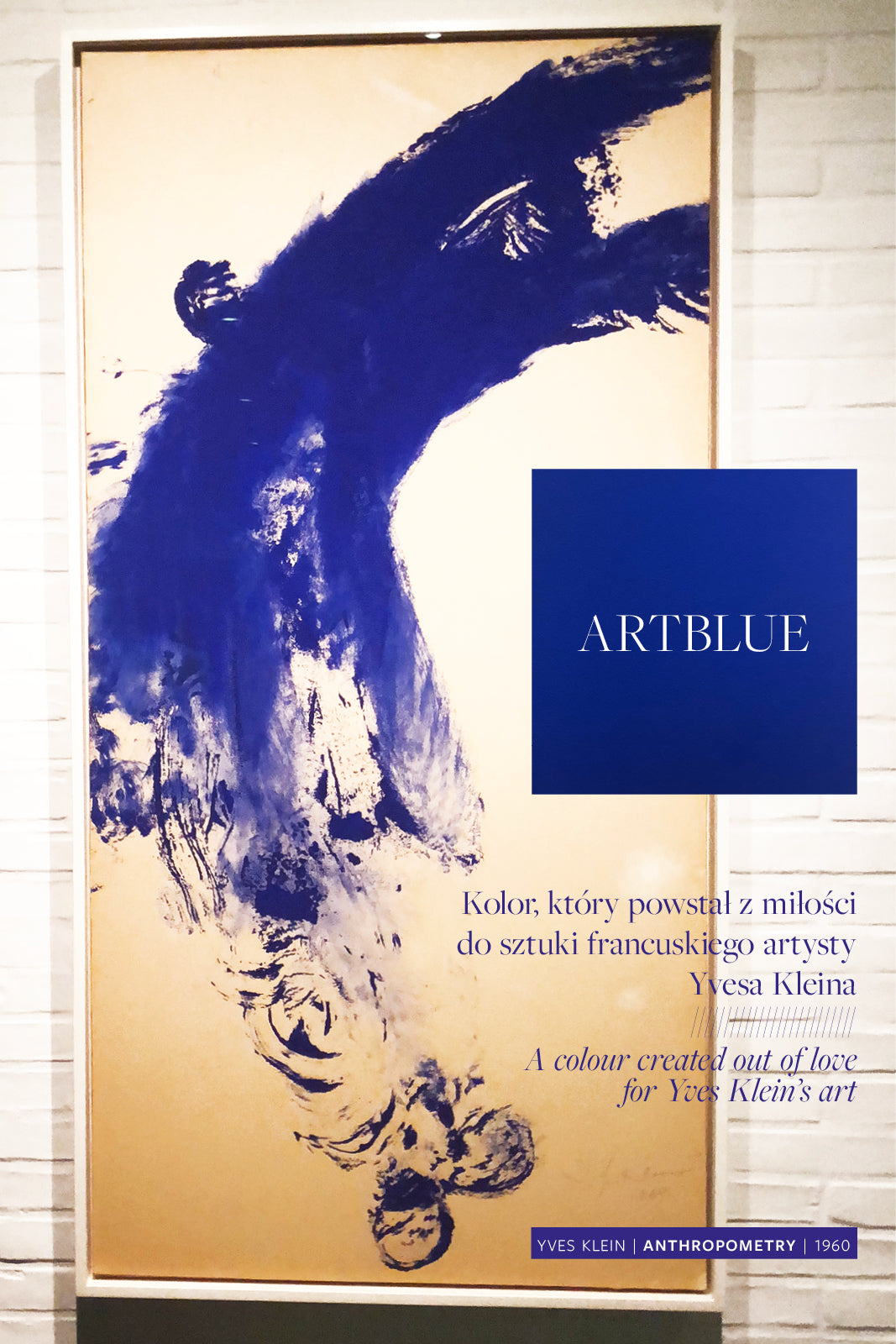 Abstrakcyjna sztuka w kolorze Artblue, inspirowana twórczością Yvesa Kleina, na białej ścianie