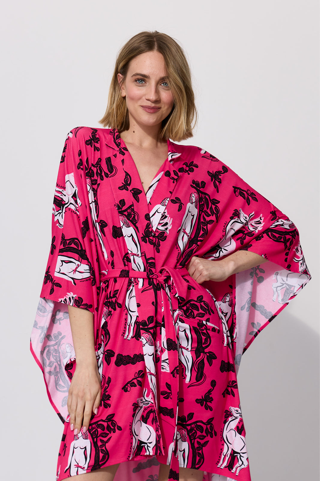 Różowy kimono z graficznym wzorem, stylowa sukienka na co dzień, modna odzież damska z kulturą i sztuką