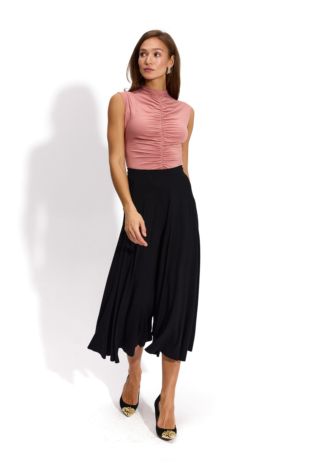 Różowa bluzka z marszczeniami i czarna spódnica midi – elegancka stylizacja