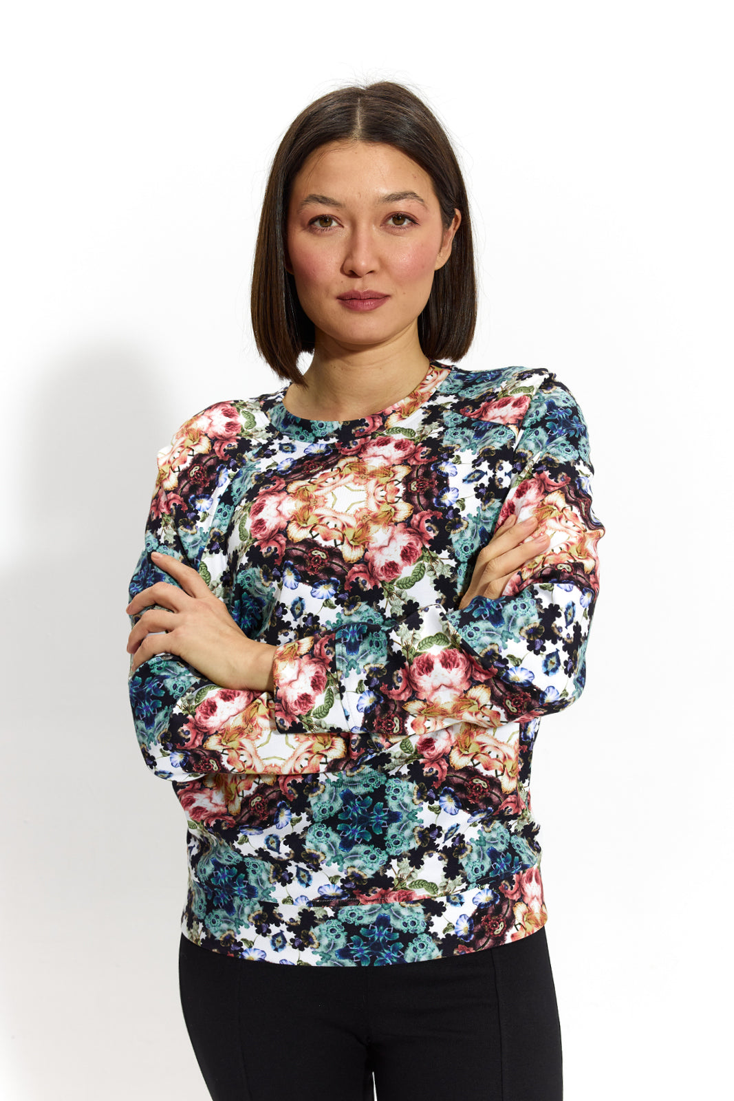 Kobieta w kwiecistej bluzce z długim rękawem, stylowa i wygodna odzież damska