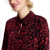 Czerwona koszula z czarnym wzorem leopardowym, elegancka i modna, idealna na co dzień