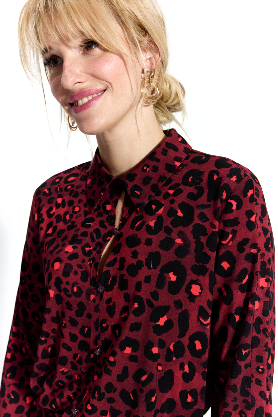 Czerwona koszula z czarnym wzorem leopardowym, elegancka i modna, idealna na co dzień