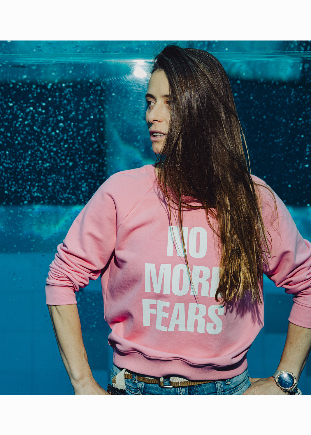 Różowy sweter z napisem NO MORE FEARS, modny i wygodny, idealny na codzienność