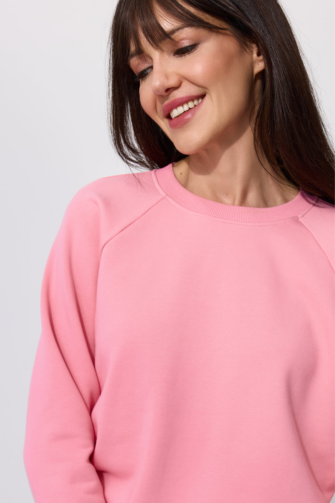 Różowy sweter z okrągłym dekoltem, idealny na codzienne stylizacje – wygodny i modny