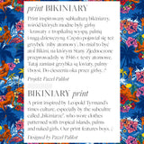 Kolorowy print BIKINIARY z palmami, kwiatami i postaciami na tle tropikalnej wyspy – inspiracja subkulturą bikiniarzy