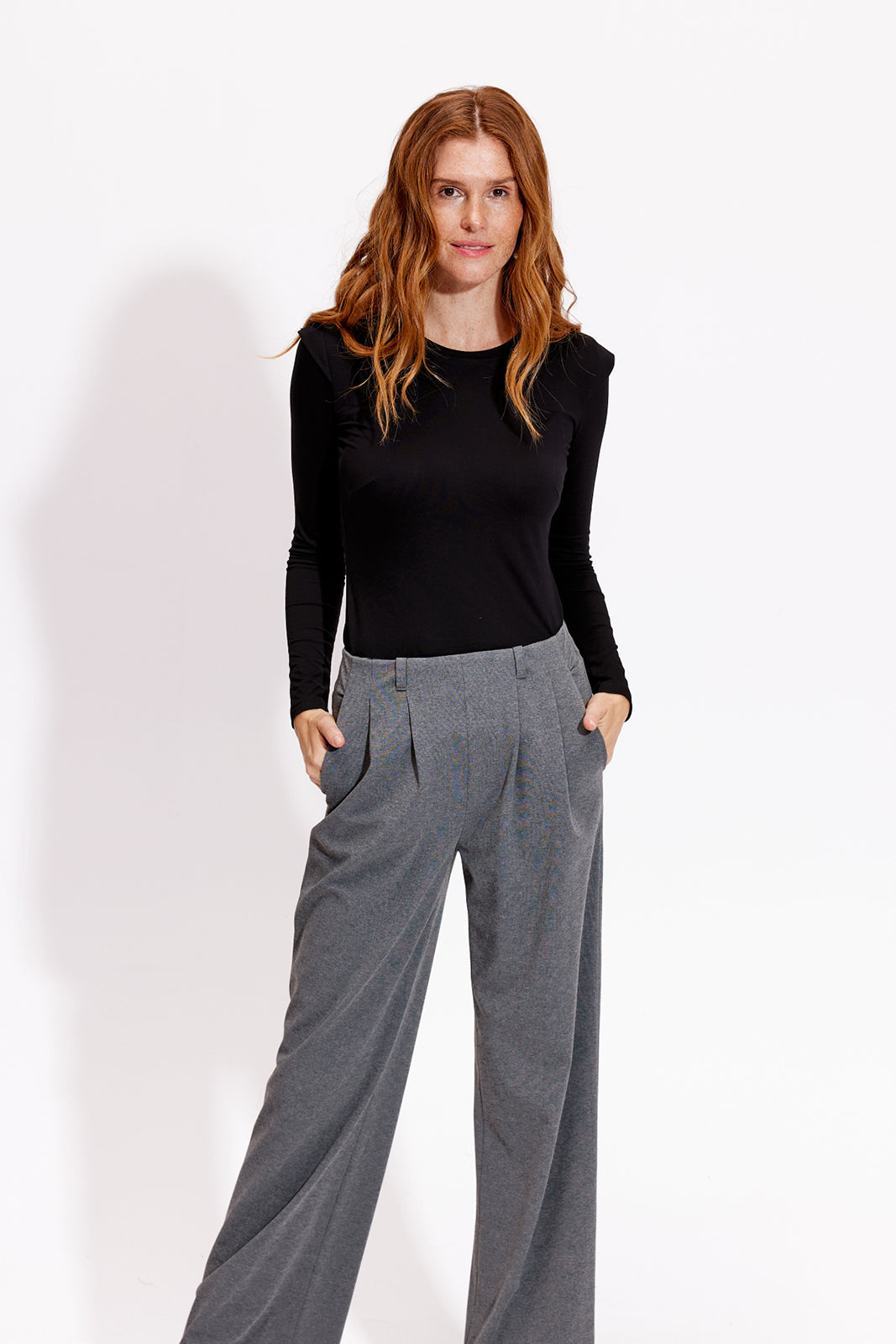Szare spodnie wide leg z czarną bluzką – elegancka stylizacja damska