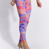 Kolorowe legginsy z abstrakcyjnym wzorem, idealne na codzienne stylizacje i self-care fashion