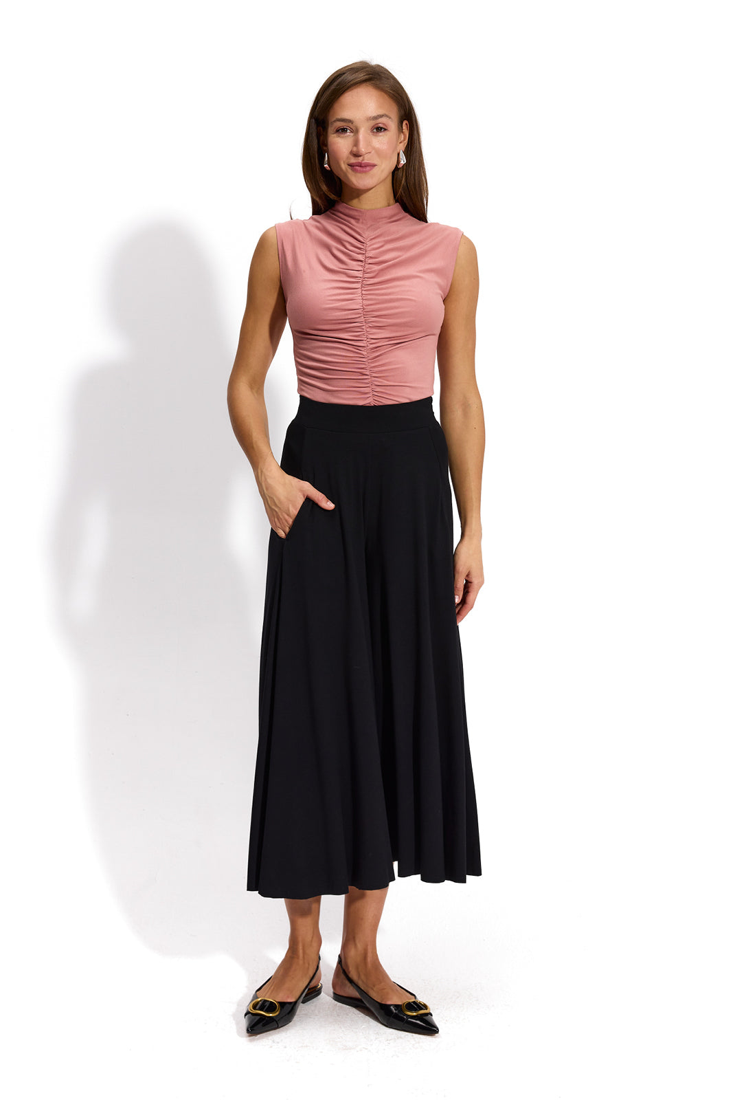Różowa bluzka z marszczeniami i czarna spódnica midi – elegancka stylizacja