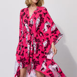 Różowa sukienka kimono z graficznym wzorem, szyta w Polsce, idealna na letnie dni