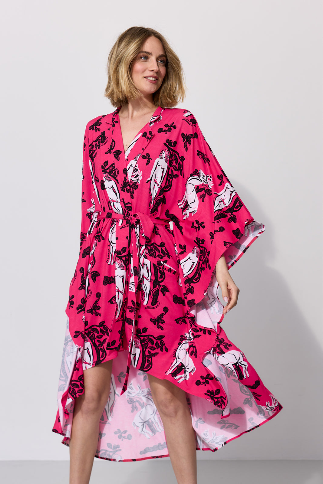 Różowa sukienka kimono z graficznym wzorem, szyta w Polsce, idealna na letnie dni