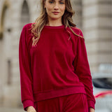 Czerwony, aksamitny dres damski – wygodna, modna stylizacja na co dzień, idealna do self-care