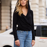 Kobieta w czarnej bluzie z kapturem i dżinsach, styl uliczny, moda polska, self-care fashion