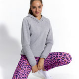 Szare bluza z kapturem i fioletowe spodnie w leopardzie – wygodny strój damska odzież codzienna