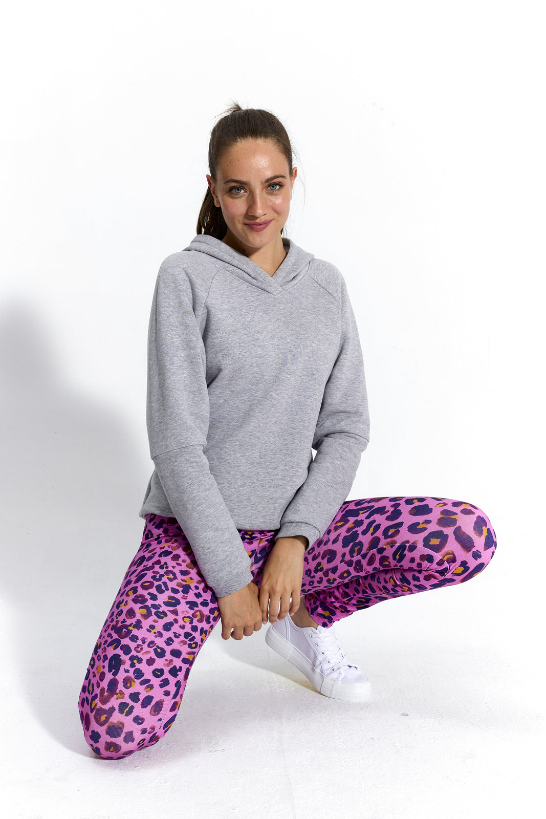 Szare bluza z kapturem i fioletowe spodnie w leopardzie – wygodny strój damska odzież codzienna