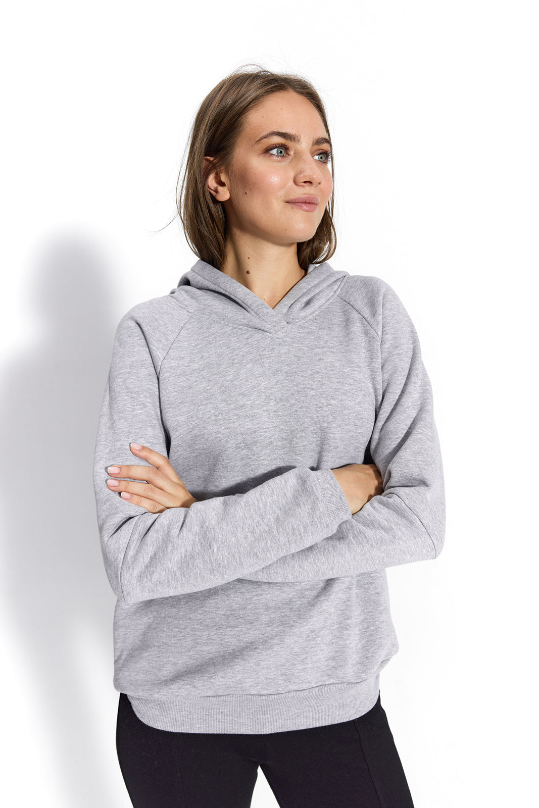 Szara bluza z kapturem, wygodna i modna, idealna na codzienne noszenie – precyzyjne krawiectwo, self-care fashion
