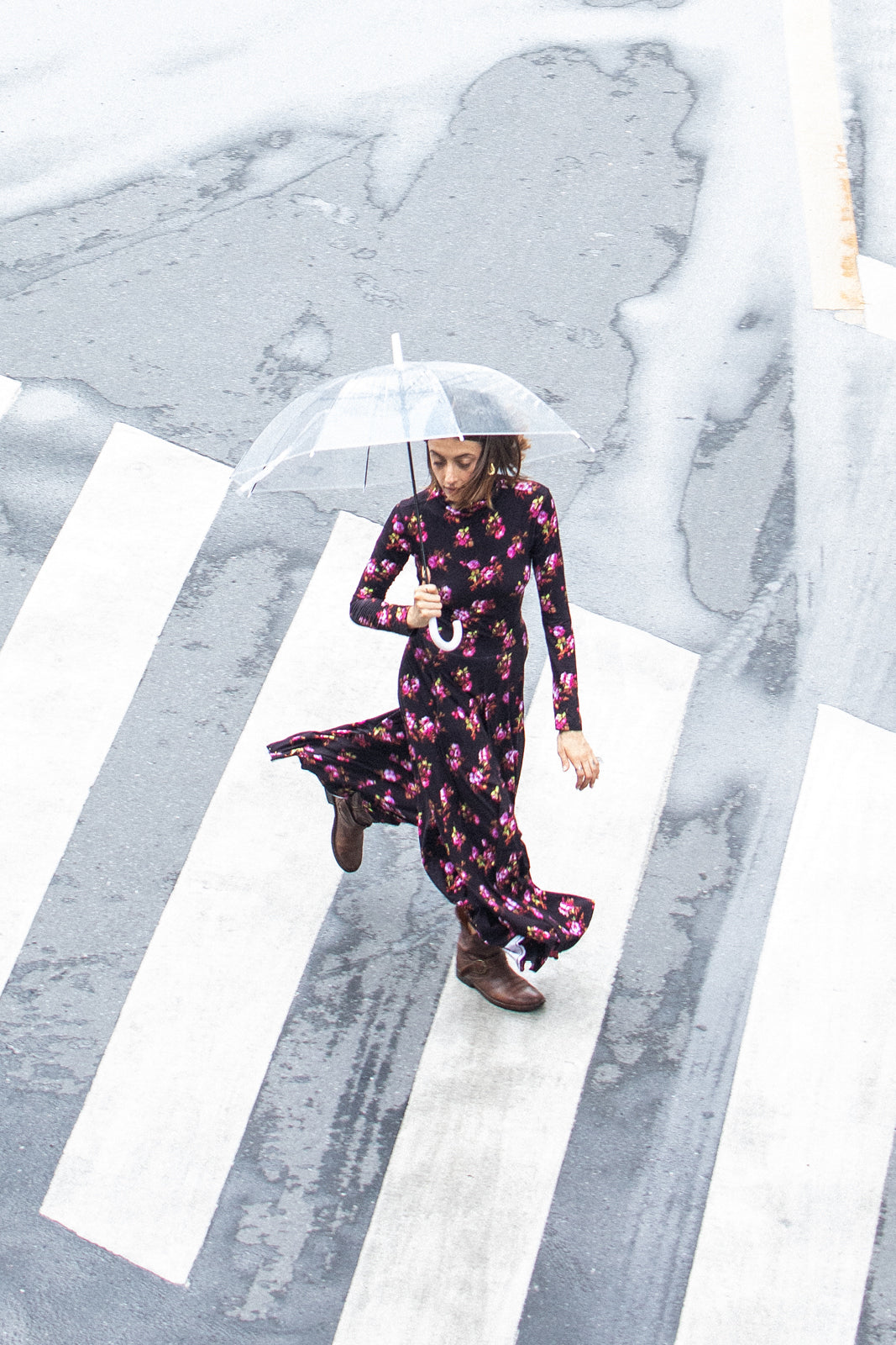 Kobieta w kwiecistej sukience z parasolką na mokrym przejściu dla pieszych, moda polska, self-care fashion