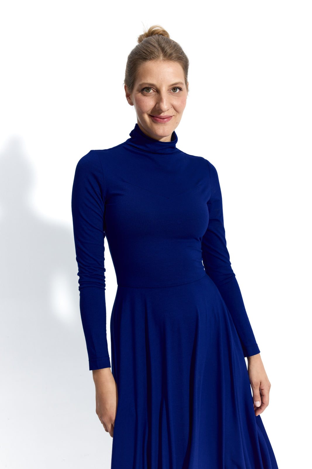 Niebieska sukienka z golfem, elegancka i wygodna, idealna na co dzień