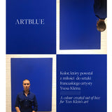 Kobieta w niebieskiej sukience przed obrazem ARTBLUE, inspirowanym sztuką Yvesa Kleina
