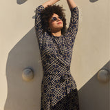 Kobieta w eleganckiej sukience z geometrycznym wzorem, stylowa moda z Polski, self-care fashion