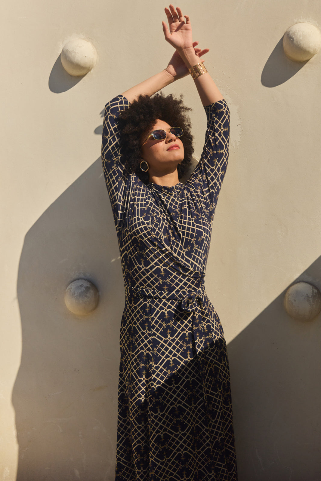 Kobieta w eleganckiej sukience z geometrycznym wzorem, stylowa moda z Polski, self-care fashion