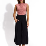 Różowa bluzka z marszczonym dekoltem i czarne spodnie culottes – elegancka stylizacja damska