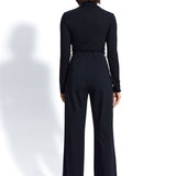 Czarne spodnie wide leg z wysokim stanem i dopasowaną bluzką – elegancka stylizacja na co dzień