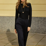 Czarna bluzka z długim rękawem i eleganckie spodnie – stylowa, wygodna odzież damska na co dzień