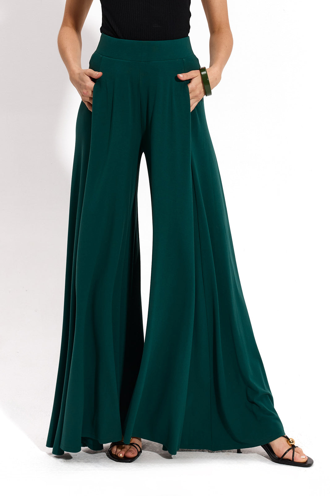 Zielone, szerokie spodnie damskie z wysokim stanem, idealne na co dzień i do stylizacji z komfortem