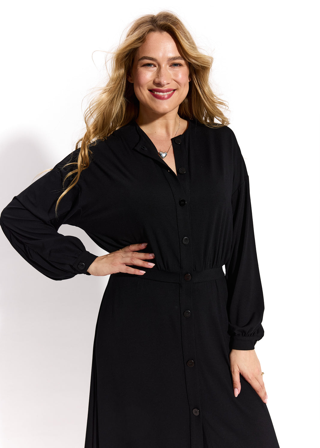 Czarna sukienka z guzikami, elegancka i wygodna, idealna na co dzień
