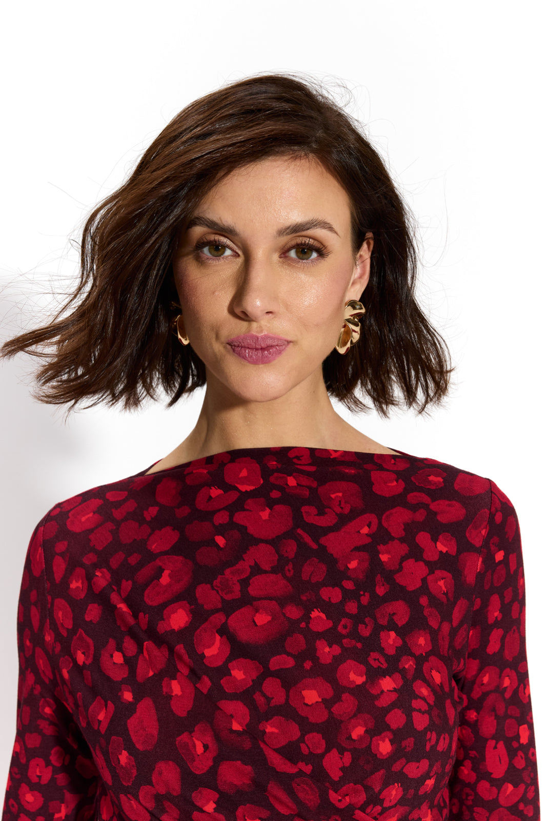 Czerwona sukienka w leopardzie, elegancka i wygodna, idealna na co dzień lub na wyjście