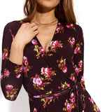Kobieta w eleganckiej sukience z kwiatowym wzorem, idealna na codzienne stylizacje i self-care fashion