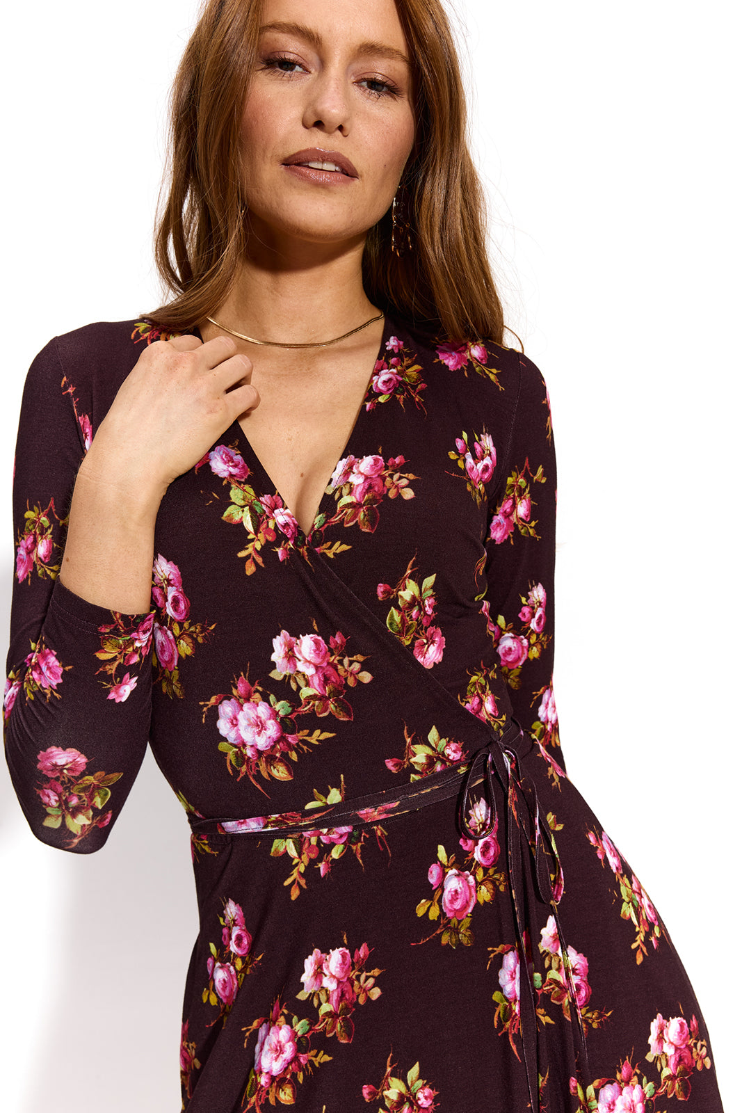 Kobieta w eleganckiej sukience z kwiatowym wzorem, idealna na codzienne stylizacje i self-care fashion