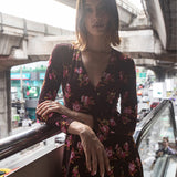 Kobieta w eleganckiej sukience z kwiatowym wzorem, stylowa moda polska, self-care fashion