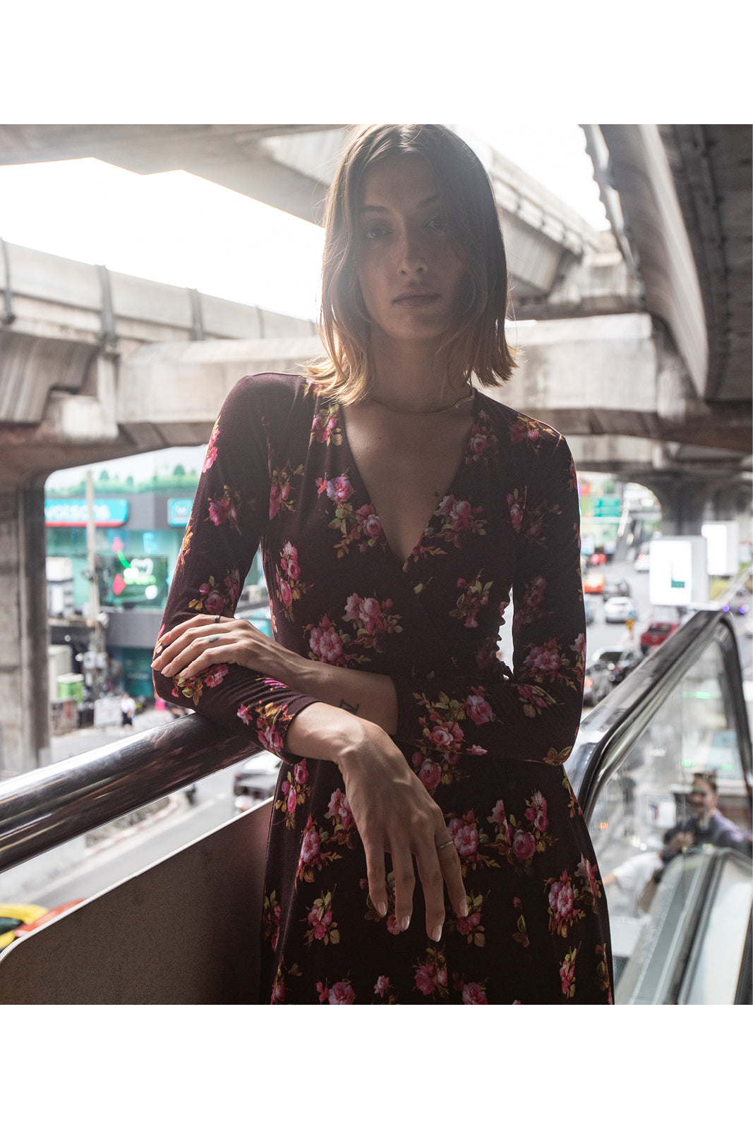 Kobieta w eleganckiej sukience z kwiatowym wzorem, stylowa moda polska, self-care fashion