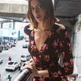Kobieta w eleganckiej sukience z kwiatowym wzorem, stylowa moda z Polski, idealna na codzienne wyjścia