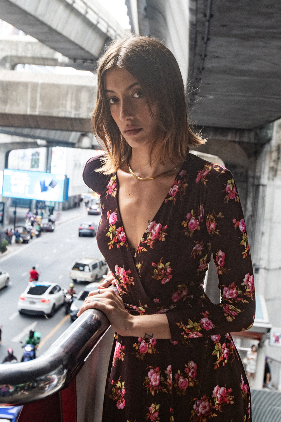 Kobieta w eleganckiej sukience z kwiatowym wzorem, stylowa moda z Polski, idealna na codzienne wyjścia