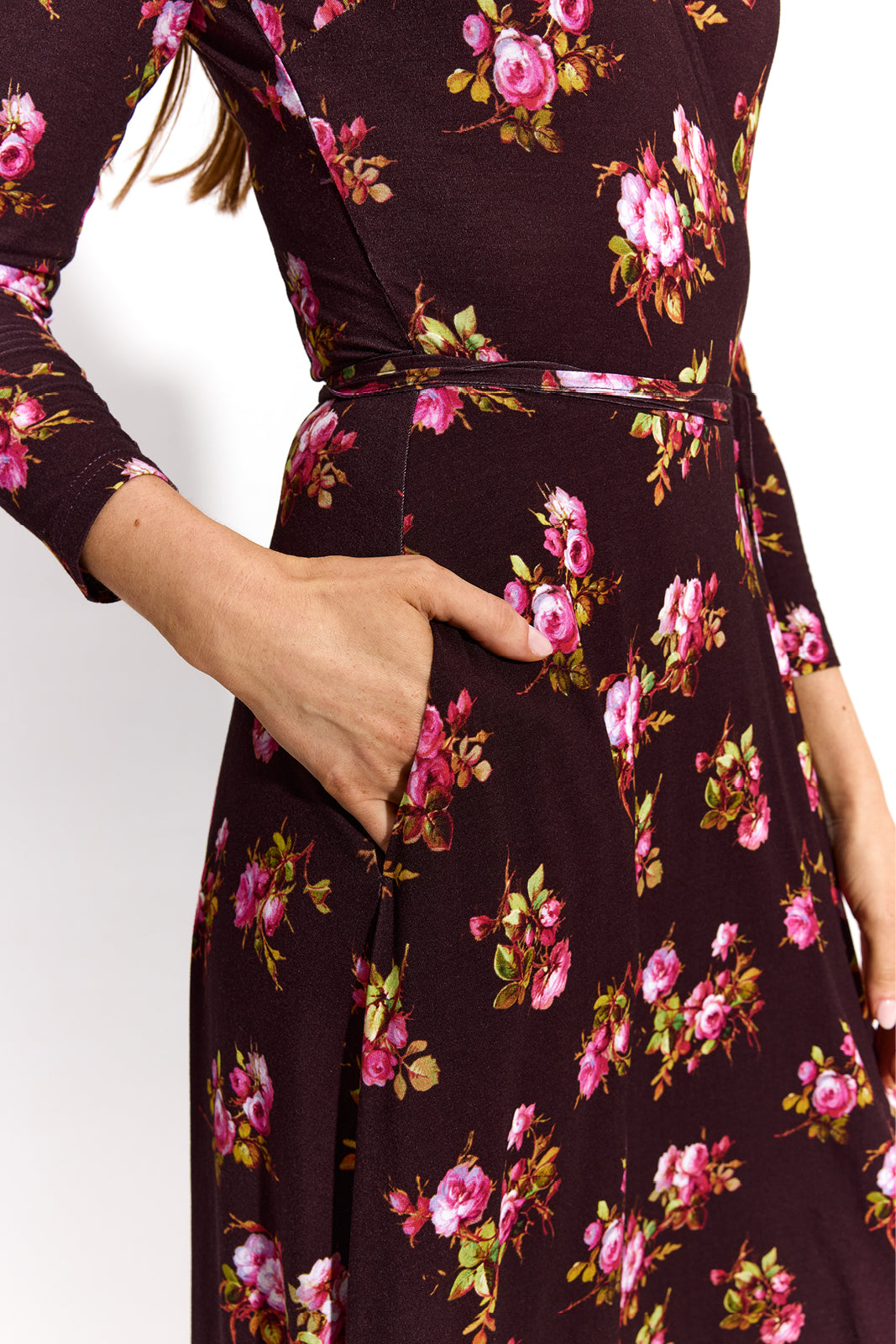 Sukienka z kwiatowym wzorem róż, dopasowana w talii, z kieszenią – elegancka i wygodna moda damska.