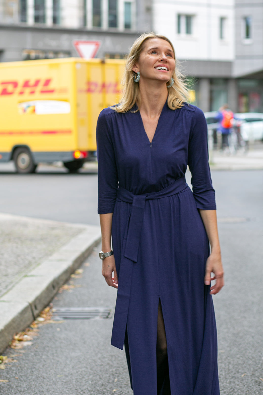 Elegancka sukienka maxi w kolorze granatowym z pasem, idealna na co dzień i na miasto, z kieszeniami i rozcięciem