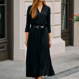 Czarna sukienka midi z pasem, idealna na co dzień – elegancka i wygodna moda damska