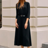 Czarna sukienka midi z paskiem, idealna na co dzień – elegancka i wygodna moda polska