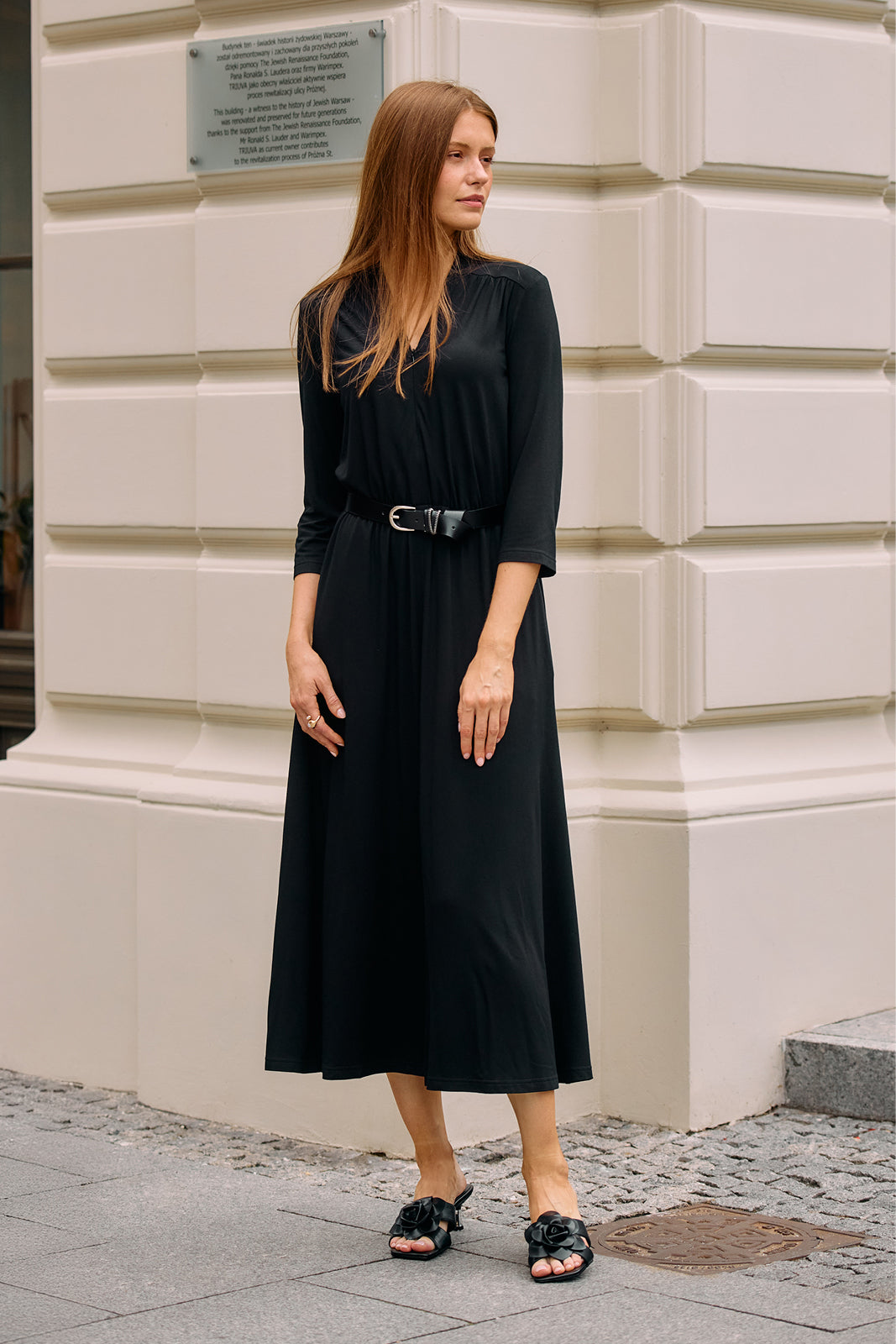 Czarna sukienka midi z paskiem, idealna na co dzień – elegancka i wygodna moda polska