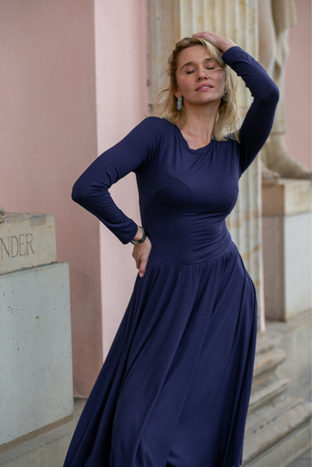 Długa granatowa sukienka z długim rękawem, idealna na co dzień – elegancka i wygodna moda damska.