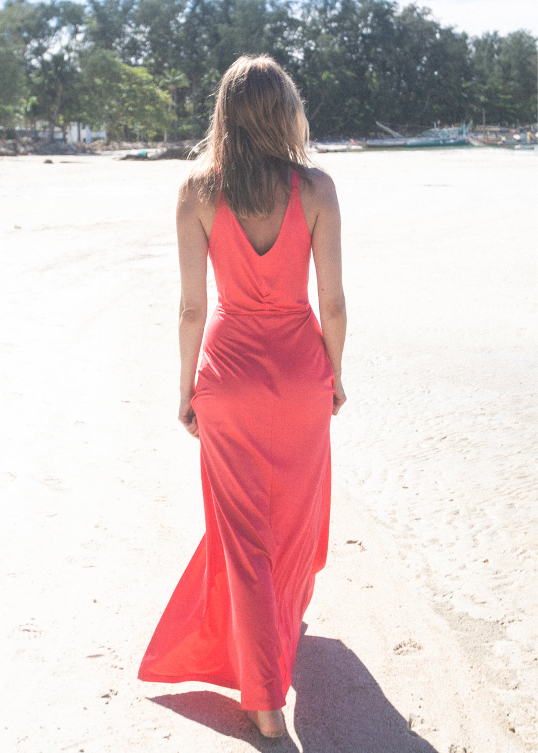 Czerwona sukienka maxi na plaży, elegancka i wygodna, idealna na wakacje