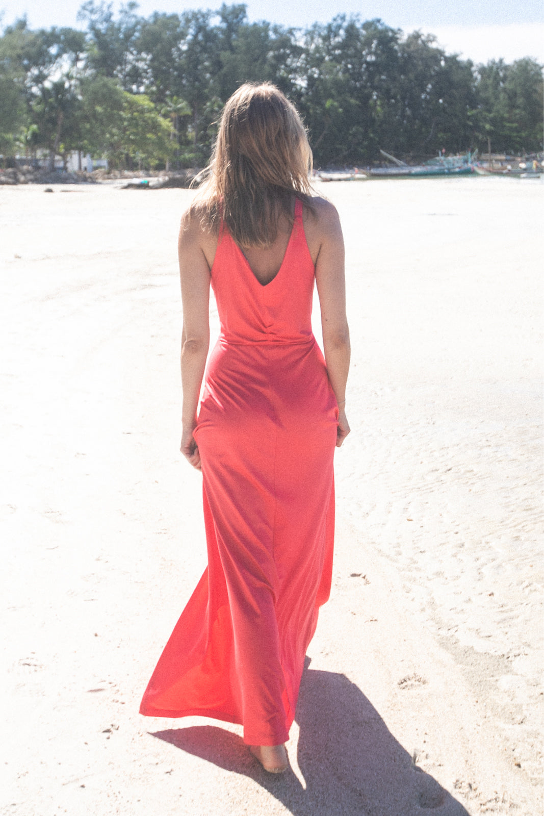 Czerwona sukienka maxi na plaży, elegancka i wygodna, idealna na wakacje
