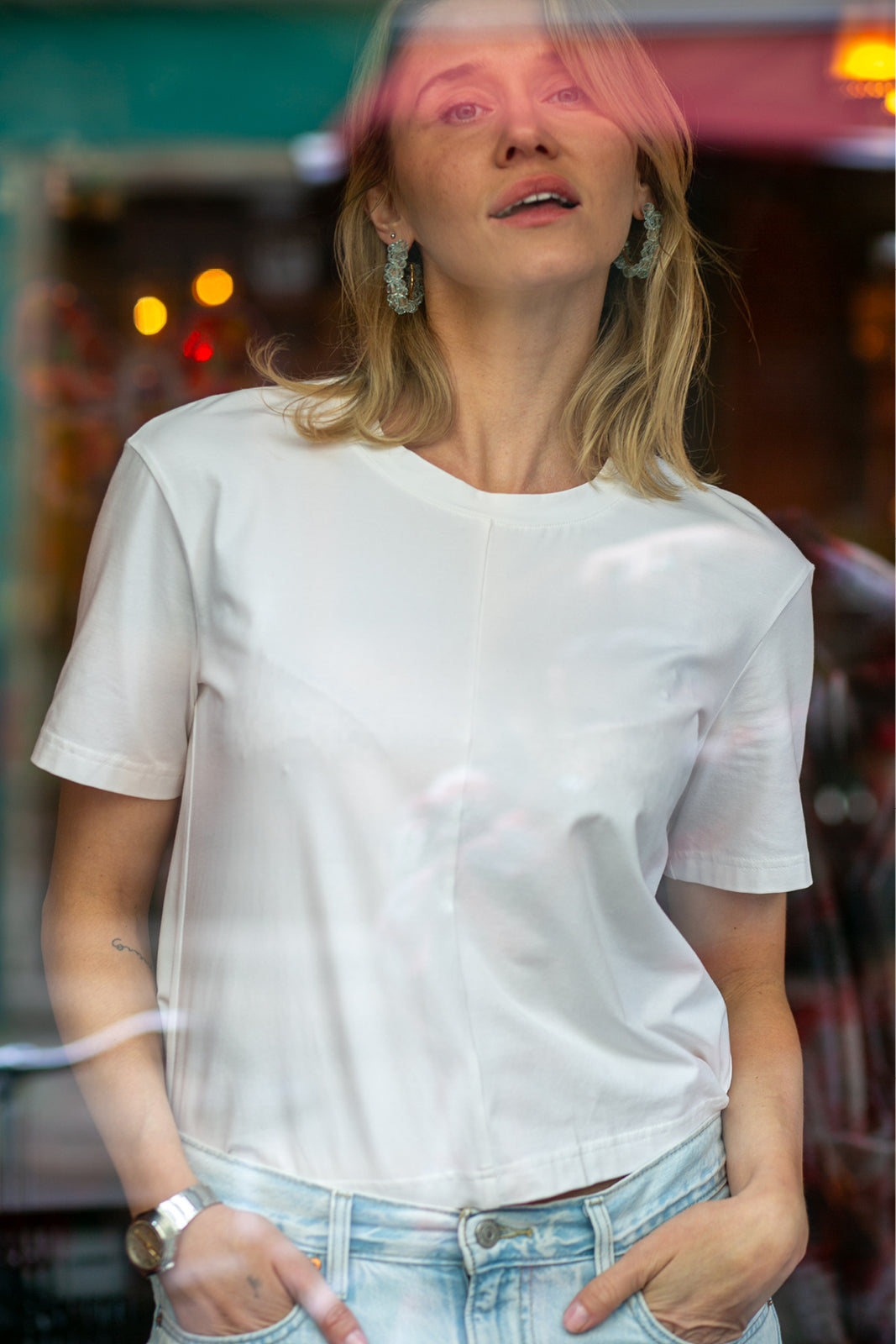 Biała koszulka z krótkim rękawem i jeansy – stylowa, wygodna moda damska